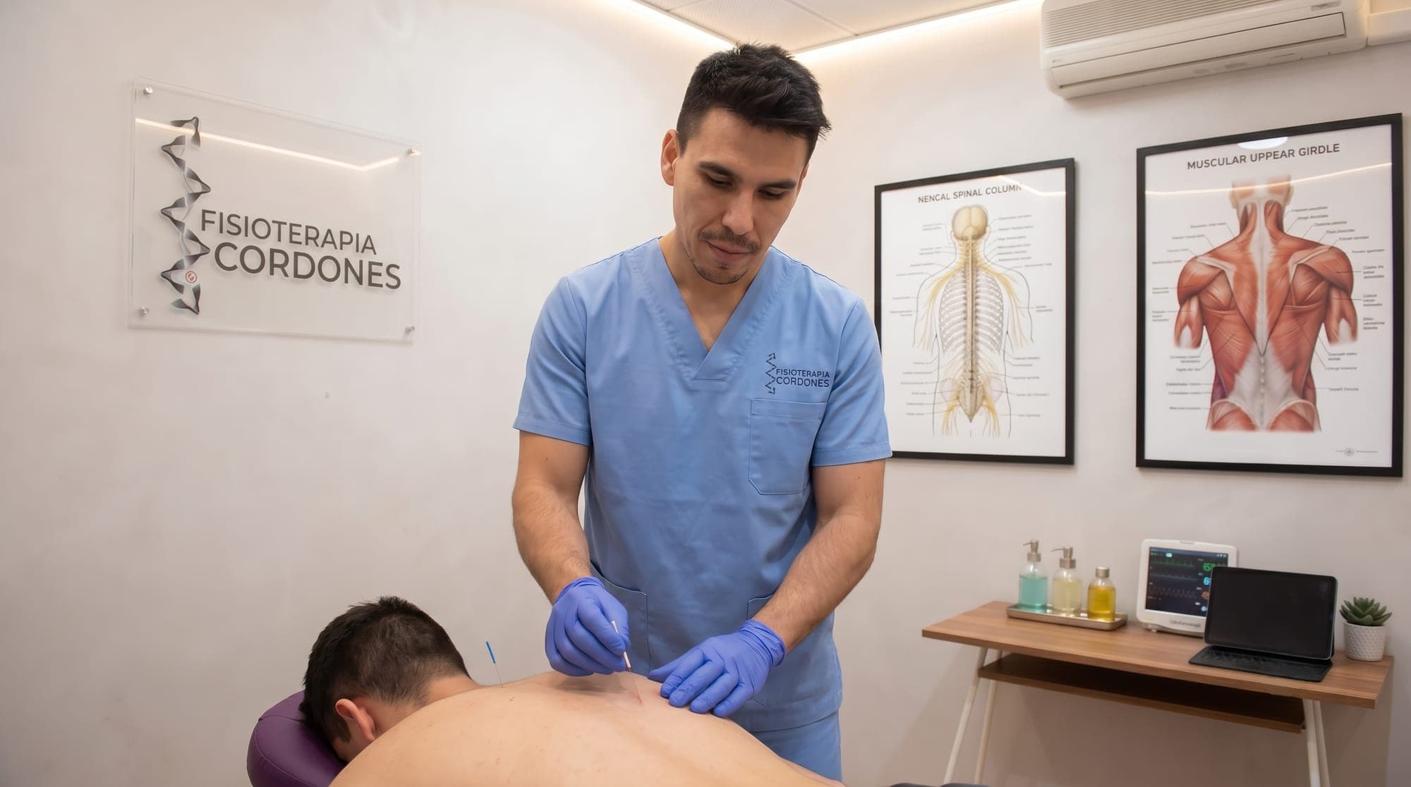 Diego Cordones aplicando punción seca en su clínica de Chamberí, Madrid