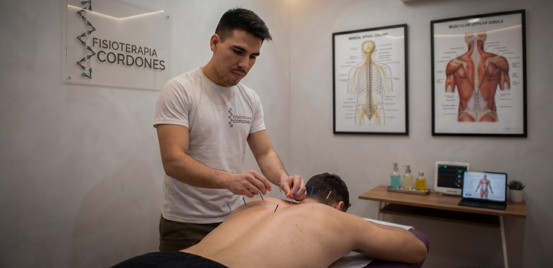 Diego Cordones aplicando punción seca en su clínica de Chamberí, Madrid